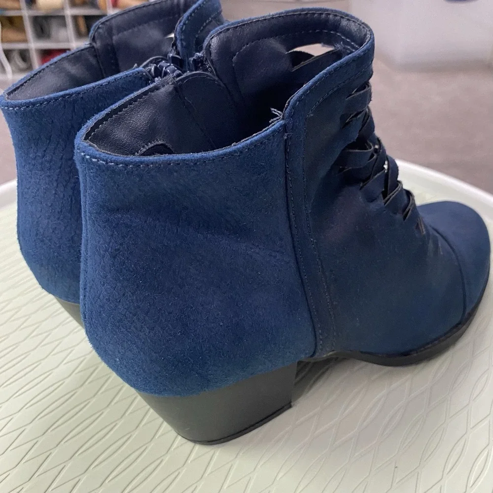 Yuu Booties, Ranser Zip On Women's 7M Navy Blue Leather Chunk‎ Heel  Design